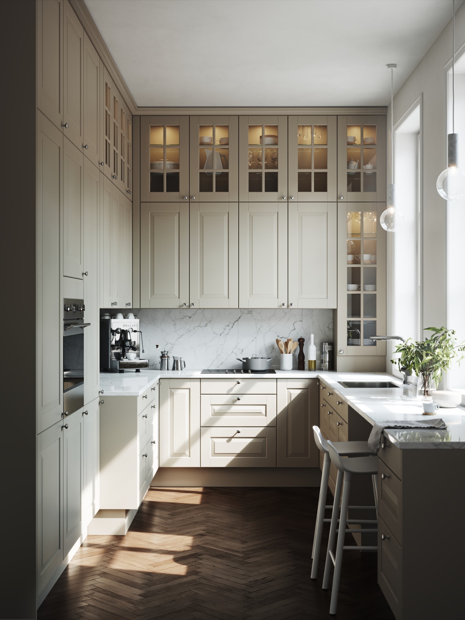 Lindö Sand - från Marbodal. Ett stort kök på liten yta med förvaring hela vägen upp till tak. Lucka Lindö, målad i beige kulör. Bänkskiva Marmor Bianco Cararra, handtag Oval borstad.